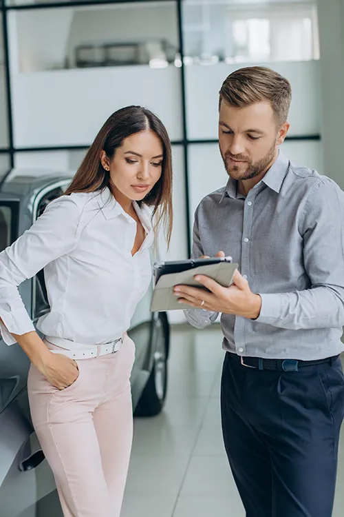 FAQ - Noleggio Lungo Termine - Fashion Car Cinisi - Donna con consulente auto