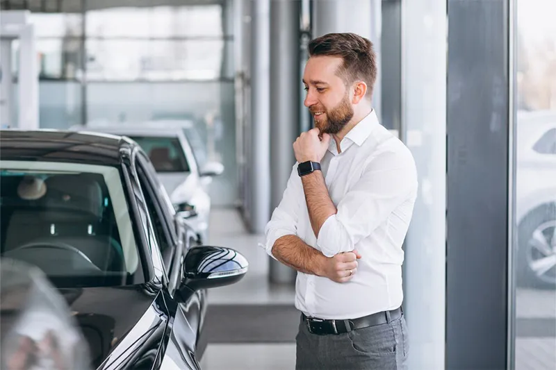 FAQ - Noleggio Lungo Termine - Fashion Car Cinisi - Uomo pensieroso vicino auto