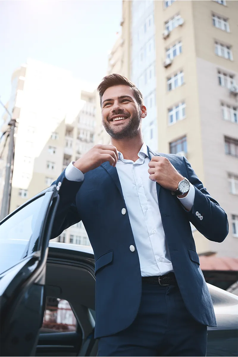 Servizi - Noleggio Lungo Termine - Fashion Car Cinisi - Businessman felice vicino automobile